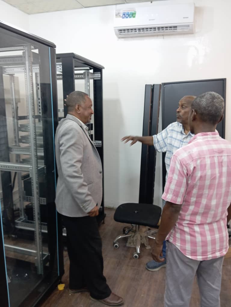 نقاش داخل غرفة المعدات